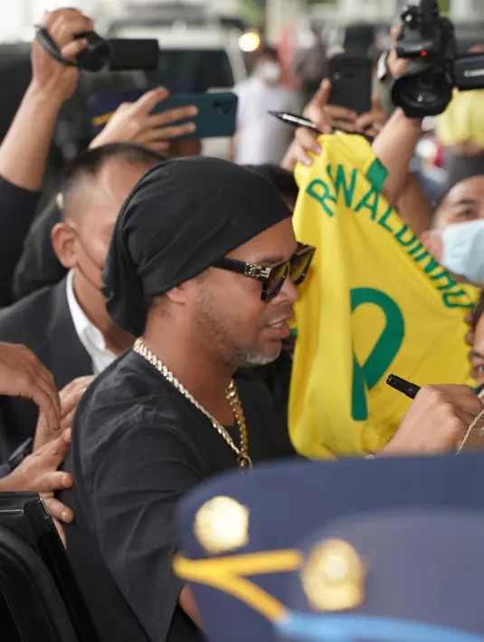 <p>Mantan pemain Barcelona dan AC Milan itu langsung ramai disambangi banyak orang sejak di terminal kedatangan. Ketika hendak masuk ke mobil, Ronaldinho langsung diserbu suporter dan sempat memberikan tanda tangan. (FOTO: instagram.com/raffinagita1717/)</p>