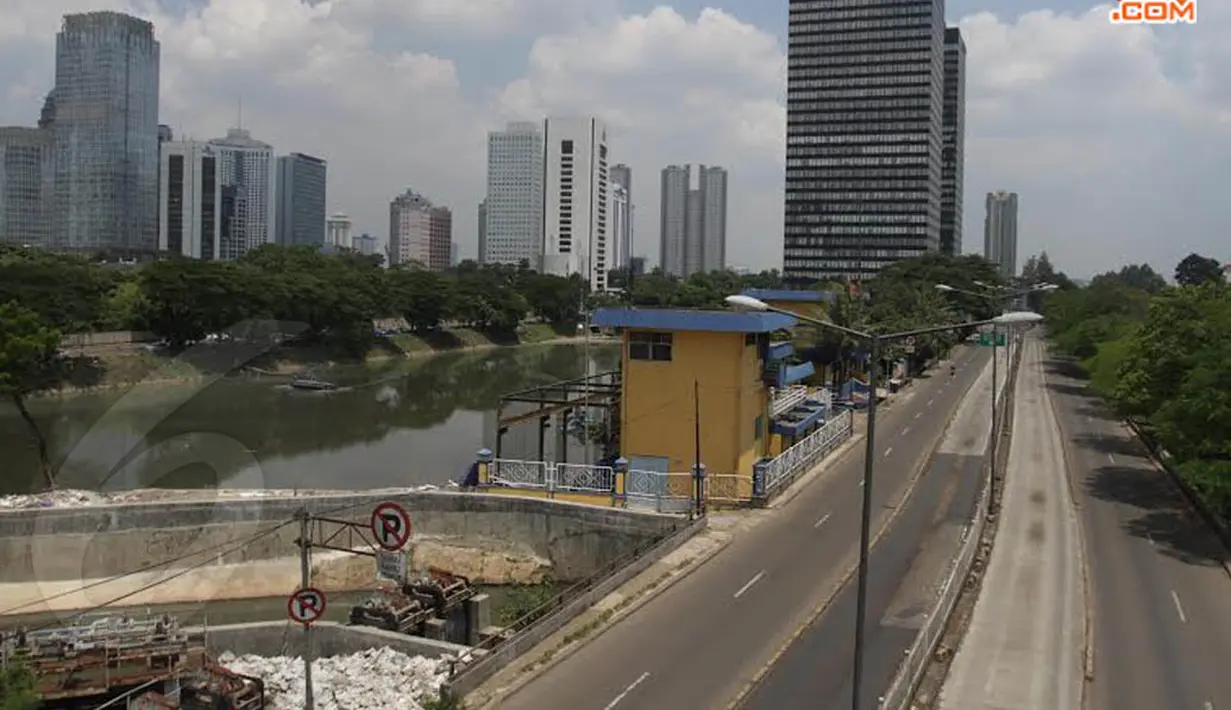 Di Jalan Sultan Agung, kondisinya cenderung sepi. Jika hari biasa di jalan ini dipenuhi kendaraan (Liputan6.com/Johan Tallo) 