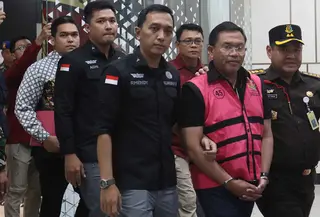 Mantan Wakil Kepala Badan Gizi Nasional (BGN), Sony Sonjaya (mengenakan rompi tahanan - kedua kanan), digiring menuju mobil tahanan usai menjalani pemeriksaan di Gedung Kejaksaan Agung RI, Jakarta, Rabu (3/6/2026). (Kapanlagi.com/Budy Santoso)