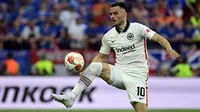 Filip Kostic bermain impresif di sisi kiri serangan Eintracht Frankfurt. Pemain berkebangsaan Serbia itu konsisten meneror pertahanan Glasgow Rangers dengan mengirim 20 umpan silang. Kostic juga berandil besar atas gol penyeimbang Frankfurt yang dicetak oleh Borre lewat assistnya. (AFP/Javier Soriano)