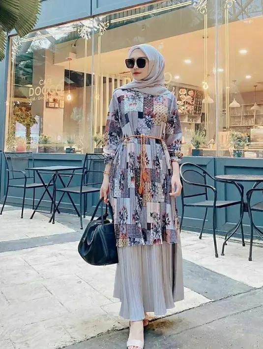 <p>Melody Prima juga tampil elegaj dengan atasan tunik bermotif, dipadukan rok plisket panjang warna abu-abu yang serasi dengan warna kerudungnya. @melodyprima</p>