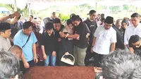 Tangis Keluarga Iringi Proses Pemakaman Dina Mariana