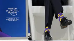Detail kaus kaki yang dikenakan PM Kanada Justin Trudeau saat menghadiri acara tahunan World Economic Forum (WEF) di Davos, Swiss, Kamis (25/1). Kaus kaki tersebut menarik perhatian awak media dan menjadi objek bagi para fotografer. (AP/Markus Schreiber)