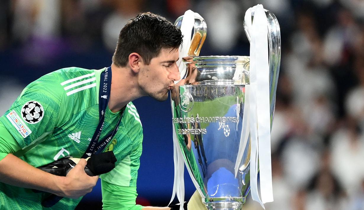 Thibaut Courtois keluar sebagai pahlawan saat Real Madrid menaklukkan Liverpool pada partai final Liga Champions. Kiper asal Belgia itu membuat lini serang The Reds Frustrasi. Courtois tercatat membuat sembilan penyelamatan termasuk menepis tendangan Mane dan Salah. (AFP/Franck Fife)