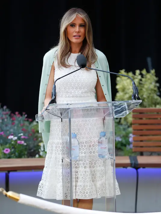 Ibu Negara AS, Melania Trump berpidato saat meresmikan Taman Bunny Mellon Healing di Rumah Sakit Nasional Anak di Washington, AS (29/4). (AP Photo/Pablo Martinez Monsivais)