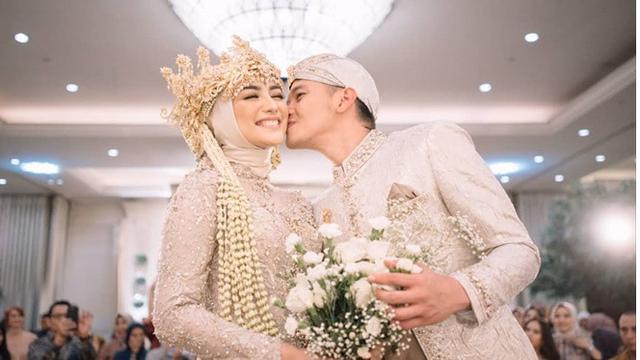 Resmi Suami Istri Ini 5 Momen Rezky Aditya Cium Mesra Citra Kirana Hot Liputan6 Com