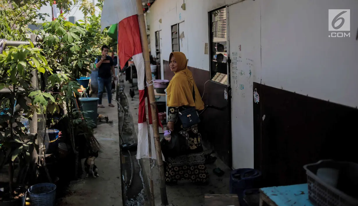 Warga aktivitas di dekat "shelter" atau hunian sementara di Kampung Akuarium, Jakarta, Kamis (22/8/2019). Warga Kampung Akuarium berharap Pemprov DKI Jakarta segera menyediakan hunian tetap di kawasan tersebut setelah dua tahun menempati hunian sementara. (Liputan6.com/Faizal Fanani)