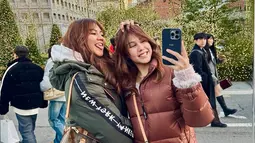Perjalanan akhir tahun ini juga menggambarkan harmoni keluarga mereka yang kerap bepergian bersama. Sebagai keluarga yang dikenal berbakat di dunia seni peran, hubungan erat mereka menjadi inspirasi bagi banyak penggemar. Warganet sepakat keduanya punya kecantikan yang tidak membosankan. (Liputan6.com/IG/@sysiio)