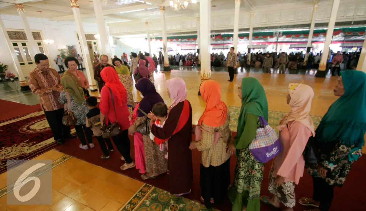Sri Sultan Hamengkubuwono menyalami warga saat Open House di Bangsal Kepatihan, Yogyakarta, Senin (11/7). Warga yang hadir diperkirakan mencapai ribuan orang. (Liputan6.com/Boy Harjanto)