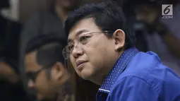 Terdakwa dugaan merintangi proses penyidikan KPK, Lucas bersiap mengikuti sidang pembacaan tuntutan di Pengadilan Tipikor, Jakarta, Rabu (6/3). JPU menyakini Lucas bersalah membantu pelarian tersangka KPK Eddy Sindoro. (Liputan6.com/Helmi Fithriansyah)