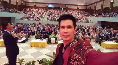 Dokter Ryan Thamrin dikabarkan meninggal dunia Jumat (4/8)  dini hari. Dokter tampan yang menjadi pemandu acara kesehatan Dr. Oz Indonesia meninggal di Pekanbaru, Riau pada usia 39 tahun. (Twitter.com/ryanthamrin)