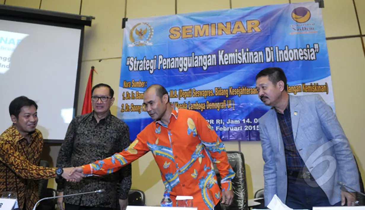  Victor Laiskodat (kedua dari kanan) bersalaman dengan Sonny Harry B Harmadi (kiri) saat seminar di Gedung DPR, Jakarta Jumat (13/2/2015). Seminar membahas tentang Strategi Penanggulangan Kemiskinan diIndonesia. (Liputan6.com/Andrian M Tunay)