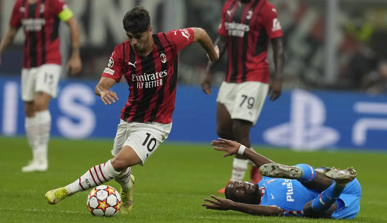 Milan menyerang dari sisi kanan dan bola dibawa masuk Brahim Diaz di kotak penalti. Ia sempat melewati dua pemain lawan dan memberikan bola pada Rafael Leao. (AP/Antonio Calanni)