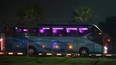 Sebuah bus yang membawa rombongan Timnas Argentina setelah mendarat di Bandara Soekarno Hatta, Tangerang, Jumat (16/6/2023) malam. (Bola.com/M Iqbal Ichsan)