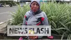  Maryati atau kerap disapa Tuti, pekerja harian Sudin Pertamanan dan Pemakaman Jakarta Pusat mendapat Handphone dari Ahok karena keberaniannya mengusir pendemo yang merusak taman.  Namun kini, Tuti sedih lantaran hanphone hadiah tersebut hilang dicur...