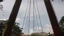 Kondisi jembatan yang berlubang di Jembatan Wiratman, Srengseng Sawah, Jakarta, Sabtu (12/3/2022). Jembatan tersebut mengalami kerusakan pada papan pijak yang mulai berlubang serta besi yang berkarat dan dapat membahayakan warga yang melintas. (Liputan6.com/Herman Zakharia)