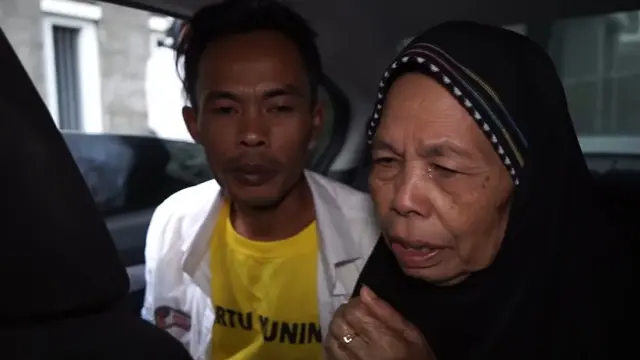 Ade Londok 'Odading' Beli Mobil Baru, Ini 6 Momen Haru Sang Ibu Menangis