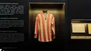 <p>Penampakan jersey merah putih yang kali pertama dipakai Athletic Bilbao pada 1900, mirip dengan jersey klub Southampton Inggris, karena memang ada sejarahnya. (Bola.com/Yus Mei Sawitri)</p>