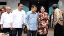 Wakil Presiden RI, Jusuf Kalla (ketiga kiri) berbincang dengan Menko PMK Puan Maharani usai menghadiri rapat di gedung Inasgoc di Jakarta, Selasa (18/7). Rapat membahas persiapan pelaksanaan Asian Games 2018. (Liputan6.com/Helmi Fithriansyah)