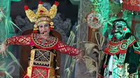 Kesenian tradisonal Bali ditampilkan dalam acara Dharmasanti Provinsi DKI Jakarta, Pura Dalem Purnajati Tanjung Puri, Jakarta, (26/3). Acara perayaan Nyepi bersama tersebut mengangkat tema 'Keberagaman Perekat Persatuan. (Liputan6.com/Immanuel Antonius)