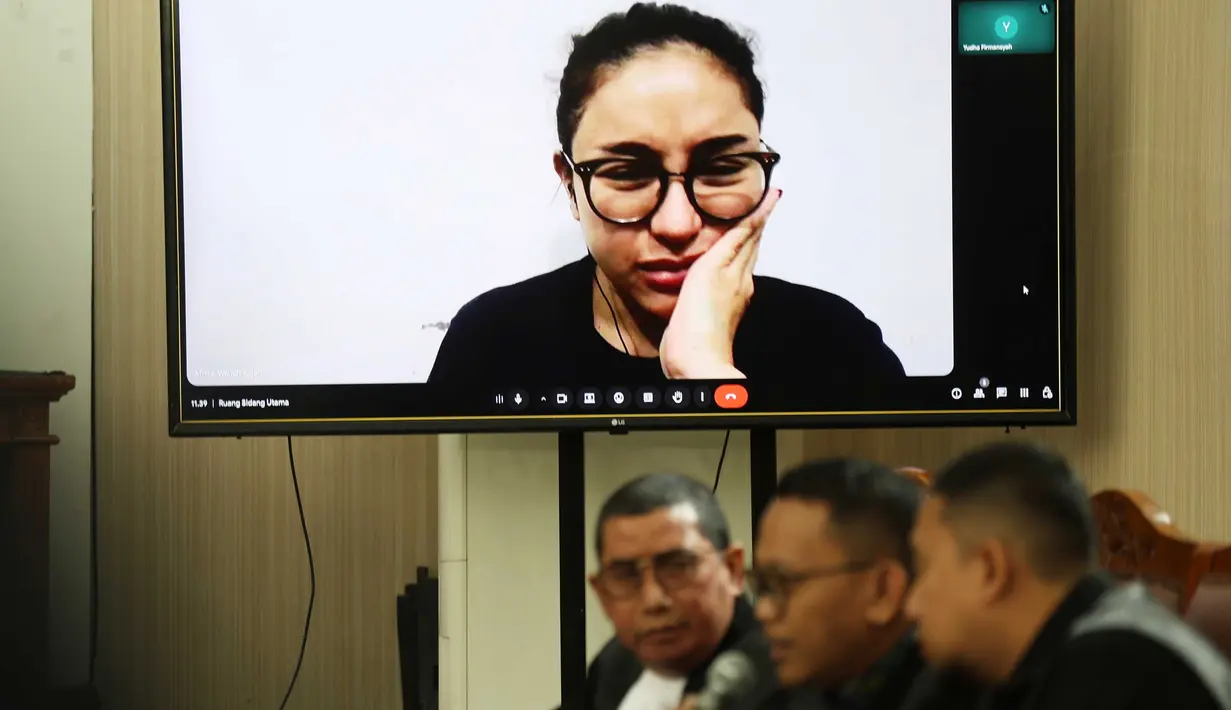 Nikita Mirzani mengaku sedang sakit gigi sehingga tidak dapat mengikuti jalannya persidangan. (Kapanlagi.com/Budy Santoso)