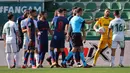 Ketika Atletico Madrid terlihat nyaris memenangkan pertandingan, petaka malah datang bagi mereka. Ini dikarenakan Marcos Llorente tertangkap kamera melakukan handsball di kotak penalti saat Victor Rodriguez melakukan tendangan bebas. (Foto: AFP/Jose Jordan)