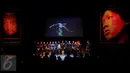 Sejumlah mahasiswa IKJ saat mengisi acara 'Wajah Rinduku' di ruang Teater Luwes Institut Kesenian Jakarta, Cikini, Selasa (23/6/2015). Acara tersebut digelar IKJ untuk memperingati 40 hari kepergian Didi Petet. (Liputan6.com/Faisal R Syam)