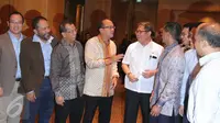 Ketua Umum Kamar Dagang dan Industri, Rosan P. Roeslani (batik coklat) dan dengan Menkominfo Rudiantra (kemeja putih) berbincang dengan MAVCAP (Malaysia Venture Capital Management Berhad)  di Jakarta, Selasa (23/2). (Liputan6.com/Angga Yuniar)