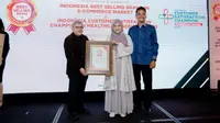Komisaris PT Roove Tijara Internasional Dinda Paramata saat menerima penghargaan Indonesia Best Selling Brand in E-commerce MarketIndonesia Best Selling Brand in E-commerce Market. Foto (Istimewa)
