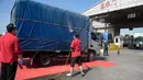 Para staf mendisinfeksi sebuah kendaraan yang akan keluar dari pasar Xinfadi di Distrik Fengtai di Beijing, ibu kota China, pada 7 Juli 2020. Kelompok pertama yang terdiri dari 5.000 orang lebih akan diizinkan pulang dengan tertib, menurut otoritas Distrik Fengtai. (Xinhua/Peng Ziyang)