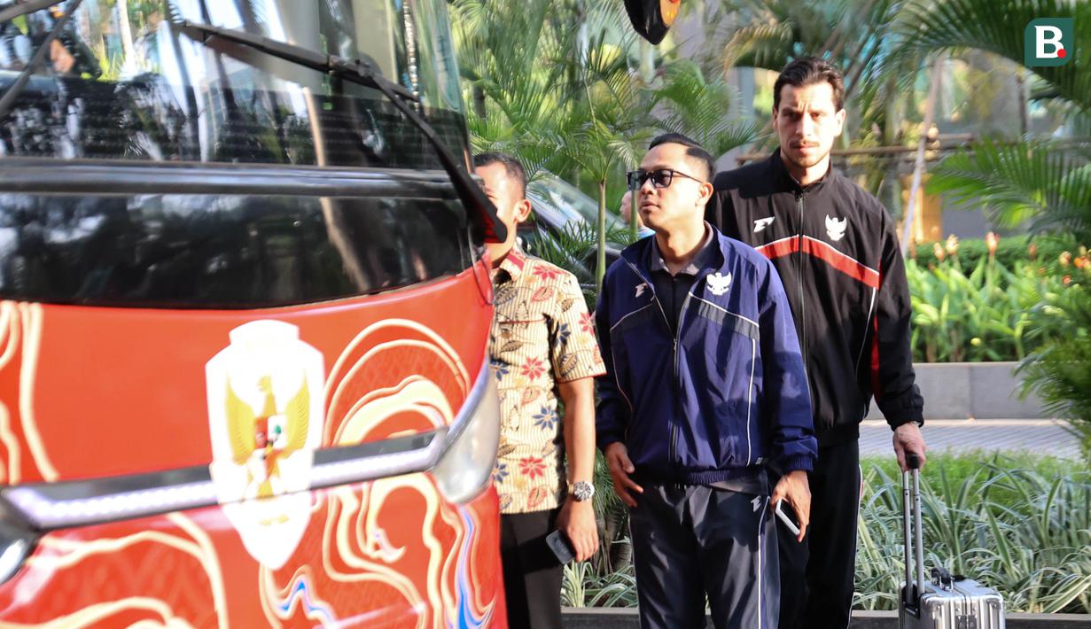 Tom Haye usai turun dari bus Timnas Indonesia di Hotel Fairmont, Jakarta pada Jumat (21/3/2025).