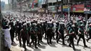 Polisi setempat mengawal pendukung garis keras Hefazat-e-Islam menuju Kedutaan Besar Myanmar untuk memprotes kekerasan terhadap Muslim Rohingya di Dhaka, Bangladesh (18/9). (AP Photo / A.M.Ahad)