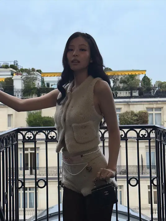 Outfit menggemaskan ini dipadukan dengan tight sheer berlogo monogram CC di seluruh bagian. [@jennierubyjane]