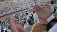 Meski tuntutannya hanya berdiam diri, jamaah haji dianjurkan untuk berdoa dan memperbanyak zikir.  (AP Photo/Rafiq Maqbool)