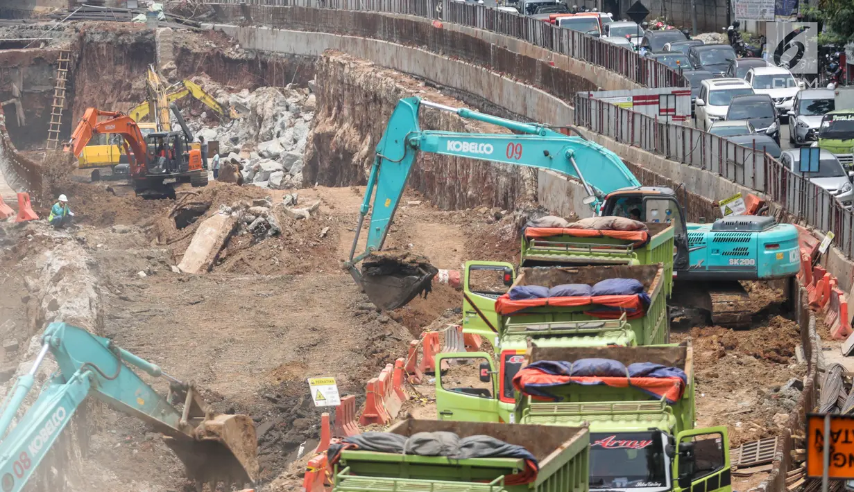 Sejumlah alat berat Ekskavator melakukan proses pengerukan pembuatan terowongan di proyek Underpass Mampang, Jakarta, Kamis (14/9). Proyek ini  ditargetkan selesai pada ditargetkan rampung pada akhir 2017. (Liputan6.com/Faizal Fanani)
