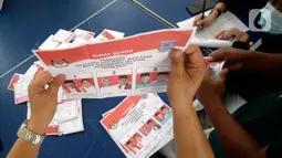 Petugas KPPS melakukan penghitungan suara di TPS 36 Perumahan Griya Pamulang 2, Tangerang Selatan, Rabu (9/12/2020). Sebanyak 976.019 orang terdaftar dalam Daftar Pemilih Tetap (DPT) pada Pilkada Tangsel 2020 yang diikuti tiga pasang calon Wali Kota dan Wakil Wali Kota (merdeka.com/Dwi Narwoko)