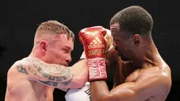 Petinju Amerika Serikat Jamel Herring (kanan) dan petinju Inggris Carl Frampton bertukar pukulan pada pertarungan gelar dunia kelas bulu super WBO di Dubai, UEA, Minggu (4/4/2021). (AP Photo/Kamran Jebreili)