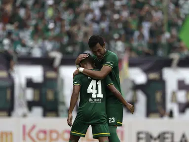 Bek Persebaya Surabaya, Hansamu Yama, memeluk Irfan Jaya, saat melawan Arema FC pada laga final Piala Presiden 2019 di Stadion Gelora Bung Tomo, Selasa (9/4). Kedua tim bermain imbang 2-2. (Bola.com/Yoppy Renato)
