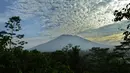Suasana pemandangan Gunung Agung dari Karangasem di pulau resor Bali, Indonesia (24/9). Pihak BNPB Indonesia  mengatakan, Gunung Agung di Karang Asem, Bali dalam status awas. (AFP Photo/Sonny Tumbelaka)