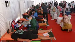 Peringatan tersebut mengangkat tema merayakan 20 tahun memberi : terima kasih pendonor darah. (Liputan6.com/Herman Zakharia)