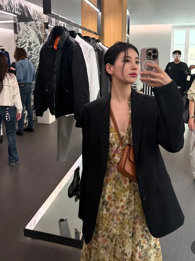 Bae Suzy Selama di Paris Hadir Fashion Show Celine. [@skuukzky]