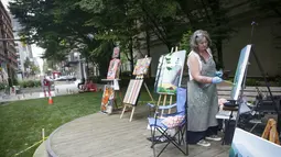 Seorang seniman mengerjakan karyanya dalam lomba lukis Art Masters di Vancouver, British Columbia, Kanada (22/7/2020). Mereka diharuskan menggunakan alat lukis nonkonvensional dan menyelesaikan karyanya dalam waktu satu jam. (Xinhua/Liang Sen)