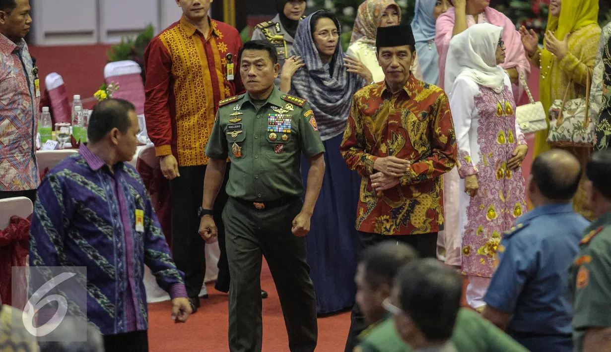 Presiden Jokowi didampingi Jenderal TNI Moeldoko saat menghadiri acara buka puasa bersama di Mabes TNI, Jakarta, Selasa (7/7/2015). Wapres JK, sejumlah menteri  dan pemimpin lembaga tinggi Negara ikut hadir di acara tersebut. (Liputan6.com/Faizal Fanani)