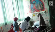 Dokter memeriksa pasien anak yang terserang demam berdarah dengue (DBD) di RSUD Pasar Minggu, Jakarta, Rabu (30/1). Dinas Kesehatan DKI Jakarta mengatakan  terdapat 613 kasus DBD selama Januari 2019. (Liputan6.com/Herman Zakharia)