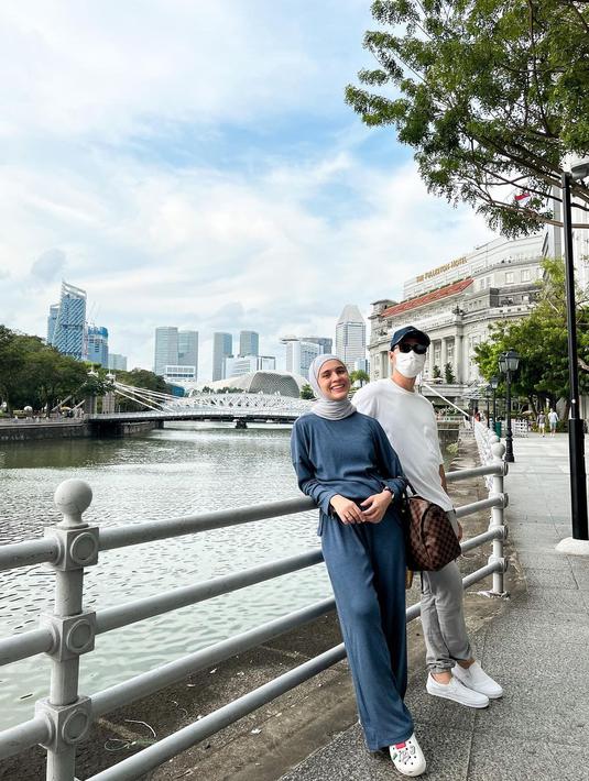 Nycta Gina dan Rizky Kinos tengah menghabiskan waktu liburan bersama. Tak hanya berdua, pasangan ini juga membawa kedua anaknya, Uta dan Uti. (Foto: Instagram/@missnyctagina)