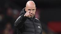 Kedatangan Erik ten Hag sebagai pelatih di Manchester United berhasil membawa Setan Merah bangkit dari keterpurukan pada beberapa musim terakhir. Langkah-langkah pelatih berkebangsaan Belanda tersebut dinilai tepat dan mujarab. Pasalnya, Ten Hag berhasil mendongrak performa MU yang saat artikel ini dibuat (19/01/2023) berhasil menempati urutan ketiga dengan raihan poin yang sama dengan Manchester City yang berada di atasnya, yaitu 39 poin. Berikut ini daftar sentuhan mujarab Erik ten Hag yang bikin MU kembali bangkit di Liga Inggris. (AFP/Oli Scarff)