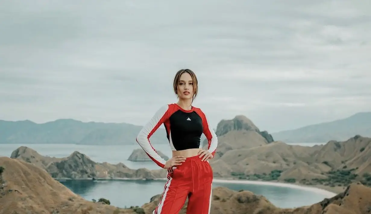 Cinta Laura yang juga merayakan ulang tahunnya tampil mengenakan atasan crop top hitam, merah, putih, serasi dengan celana merah putihnya. [@claurakiehl]