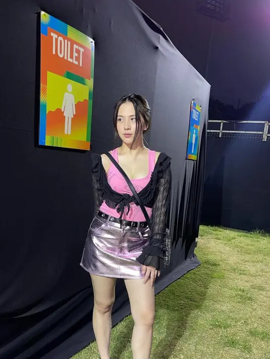 Zara Adhisty sering hadir di berbagai konser, ia pun kerap tampil totalitas lewat outfitnya. Misalnya mengenakan tanktop pink dipadukan atasan crop top hitam dan mini skirt shining. [@zaraadhsty]
