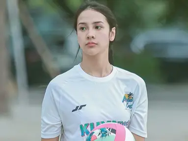 Kali ini, Anya mengunggah keseruan saat dirinya bermain voli pantai. Sama seperti unggahan lainnya, unggahan pemain web series Layangan Putus saat bermain voli pantai pun sukses menyedot perhatian warganet. (Liputan6.com/IG/@anyageraldine)