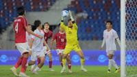 Kiper Mynamar U-22 berhasil menangkap bola saat melawan Timnas Indonesia U-22 pada pertandingan SEA Games 2025 di 700th Anniversary Stadium, Chiang Mai, Jumat (12/12/2025). (Bola.com/Bagaskara Lazuardi)